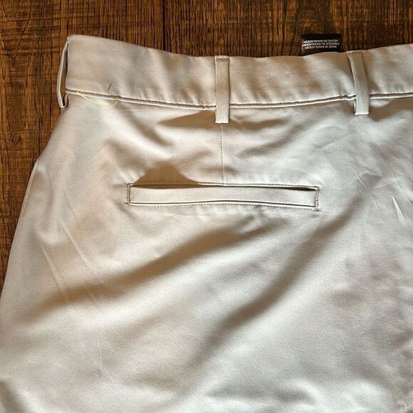 Greg Norman size 42 khaki golf shorts for men. Like new. MST101 - Picture 3 of 7